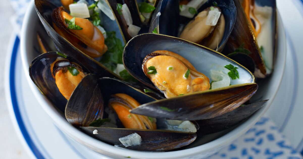Moules marinières : un plat emblématique de la cuisine côtière