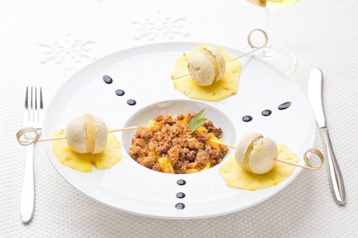 Sphères de foie gras, Ananas & Crumble Pain d’épice