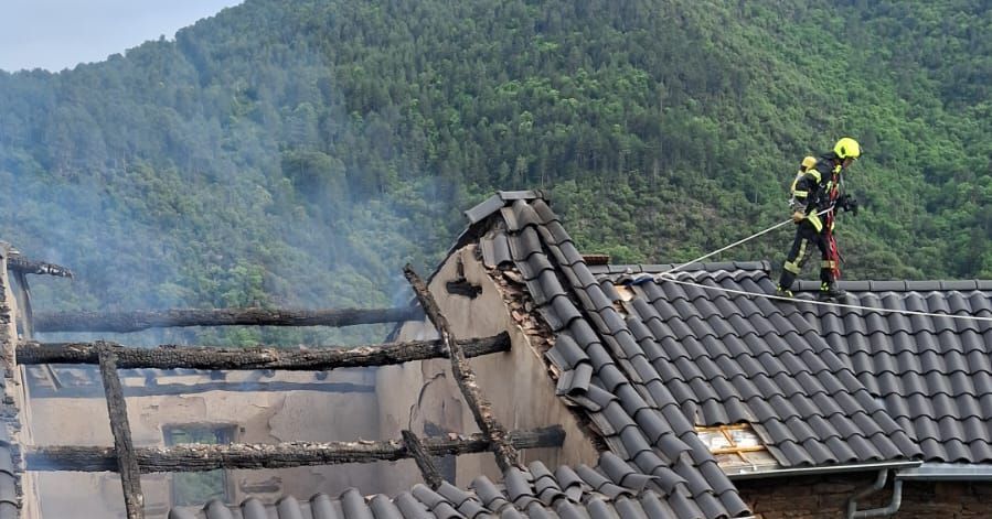 Incendie dévastateur à Saint-André-Lachamp : une toiture entièrement consumée