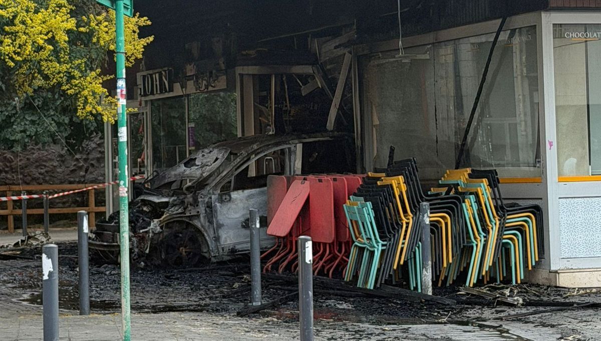 Une voiture percute une boulangerie à Grenoble et s'embrase
