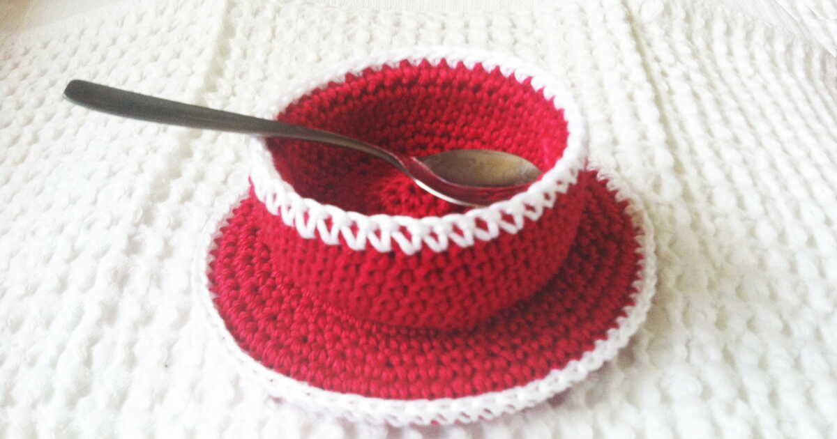 Découvrez l'art insoupçonné du crochet : la tasse à café qui réchauffe le cœur