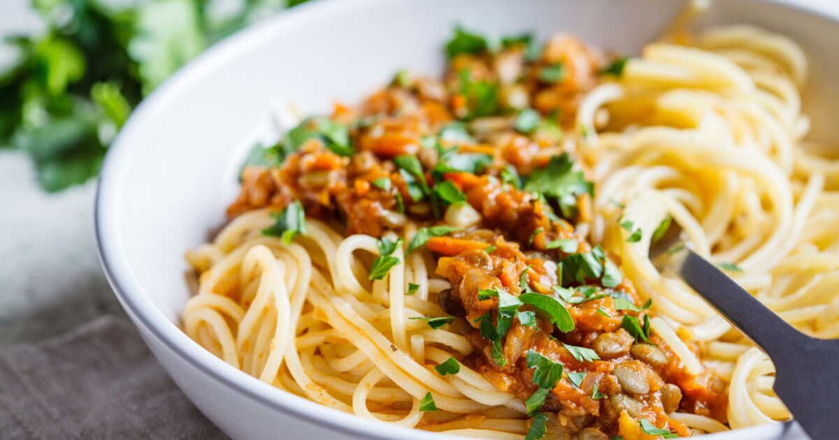 Économisez tout en vous régalant : la recette des pâtes à la bolognaise végétarienne