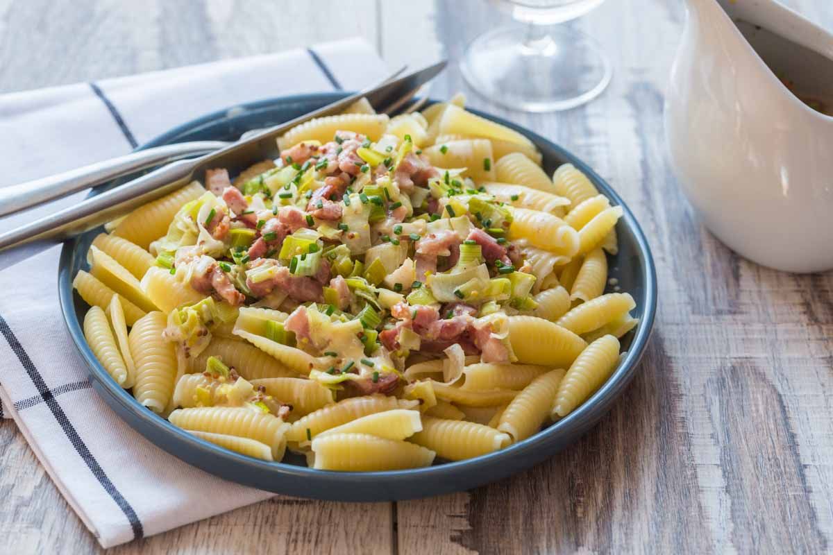 Pâtes au poireau, crème et lardons