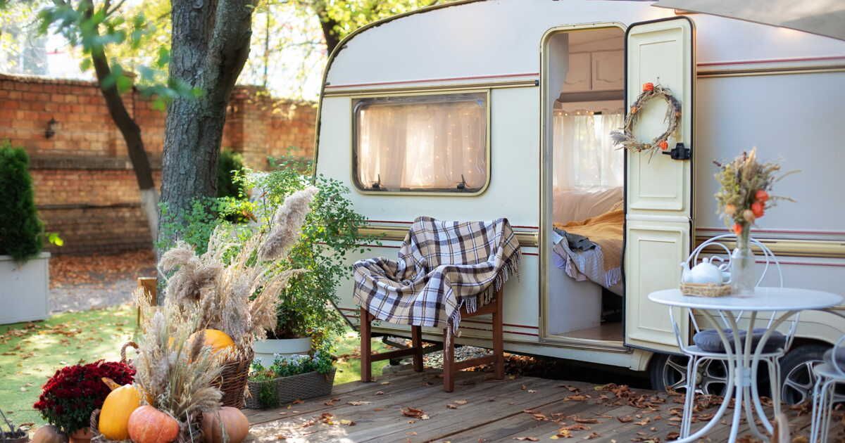 Installer un camping-car ou une caravane dans son jardin : ce que vous devez savoir