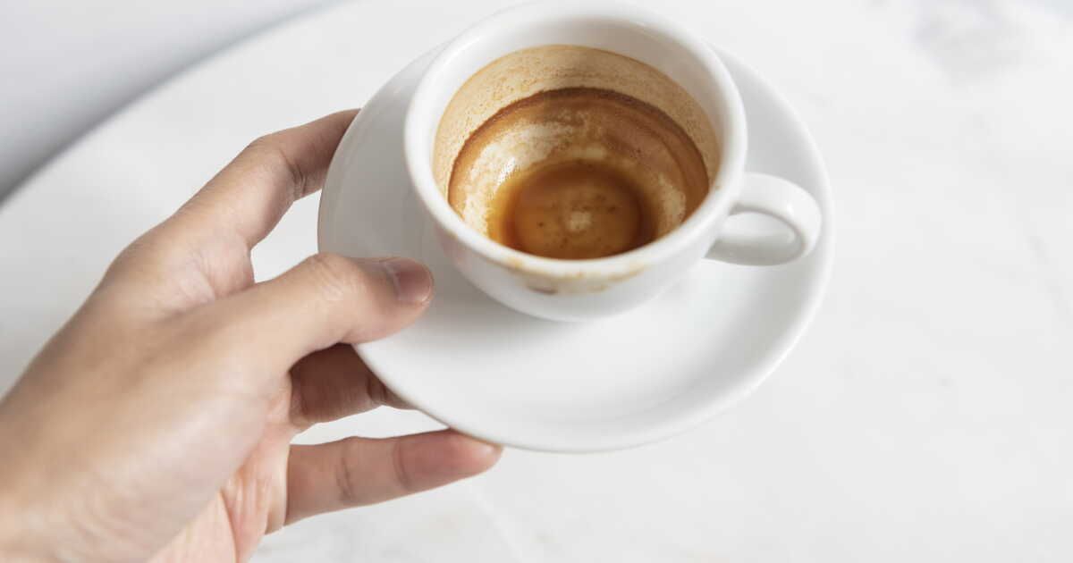 Astuce efficace pour éliminer les traces de café dans vos tasses