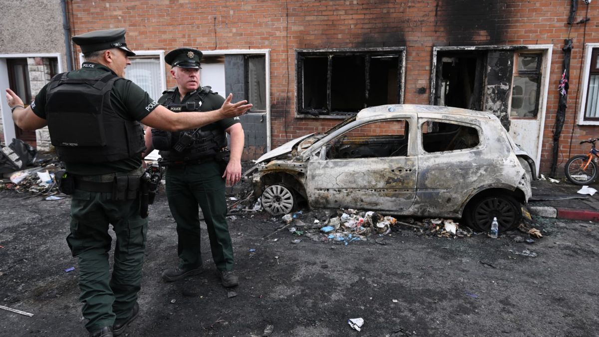 Un appel au calme après l'attaque au couteau à Belfast