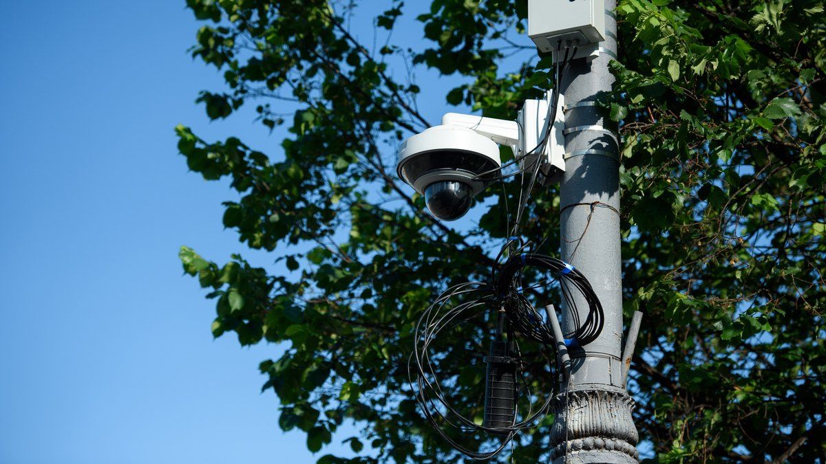 Vol audacieux : des cambrioleurs utilisent une pelleteuse pour détruite une caméra de surveillance