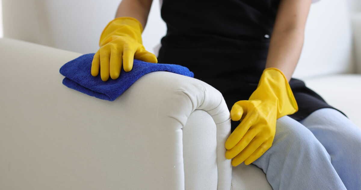 la méthode infaillible pour nettoyer un canapé en tissu taché