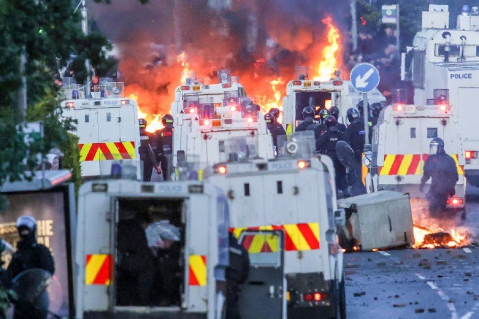 Belfast sous tension : la réponse gouvernementale face aux violences racistes
