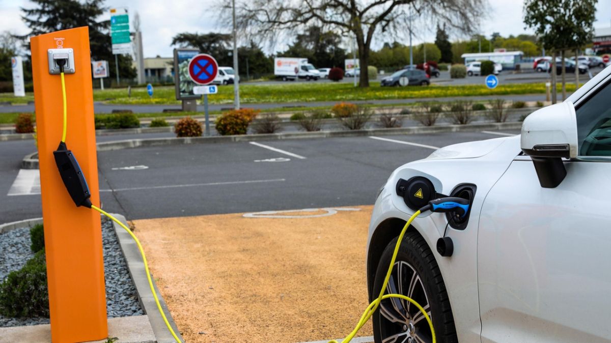 CLCV met en lumière les disparités tarifaires des bornes de recharge électrique