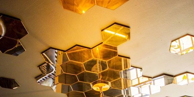 Miroirs de plafond : l'astuce déco qui change tout