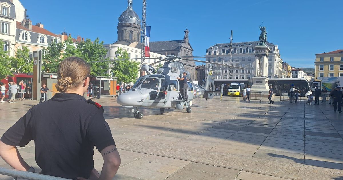 Un hélicoptère militaire éblouit Clermont-Ferrand lors des 400 ans de la Marine