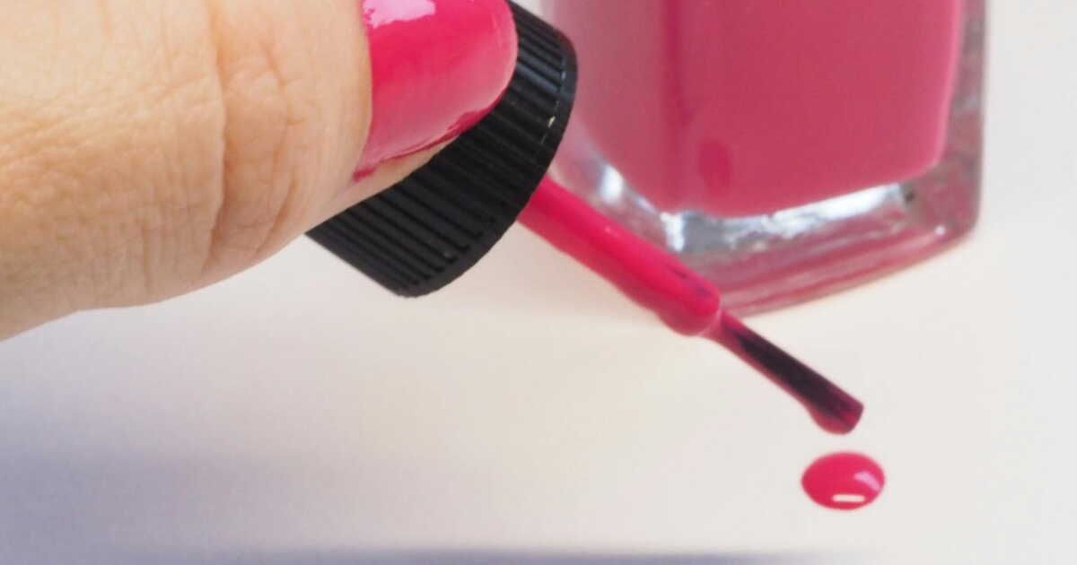 Les secrets pour effacer du vernis à ongles tombé sur le sol avec des produits du quotidien