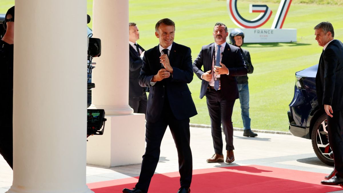 Macron engagé à faire baisser les prix du carburant après la chute des cours du pétrole