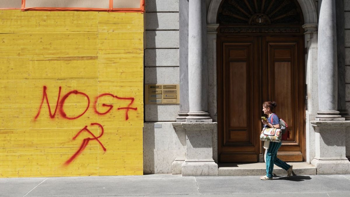 Reportage "Le faste à la France, le néfaste à la Suisse" : à Genève, les contraintes liées à la sécurité du G7 d'Evian laissent un goût amer aux Helvètes