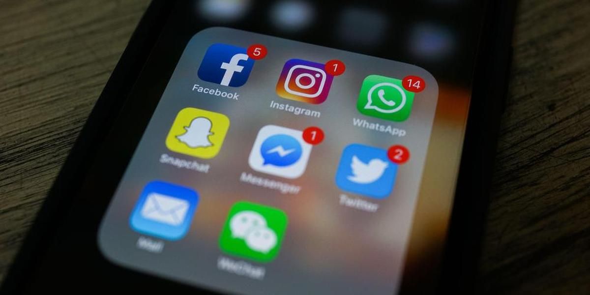 Les restrictions sur les réseaux sociaux pour les mineurs : une tendance mondiale