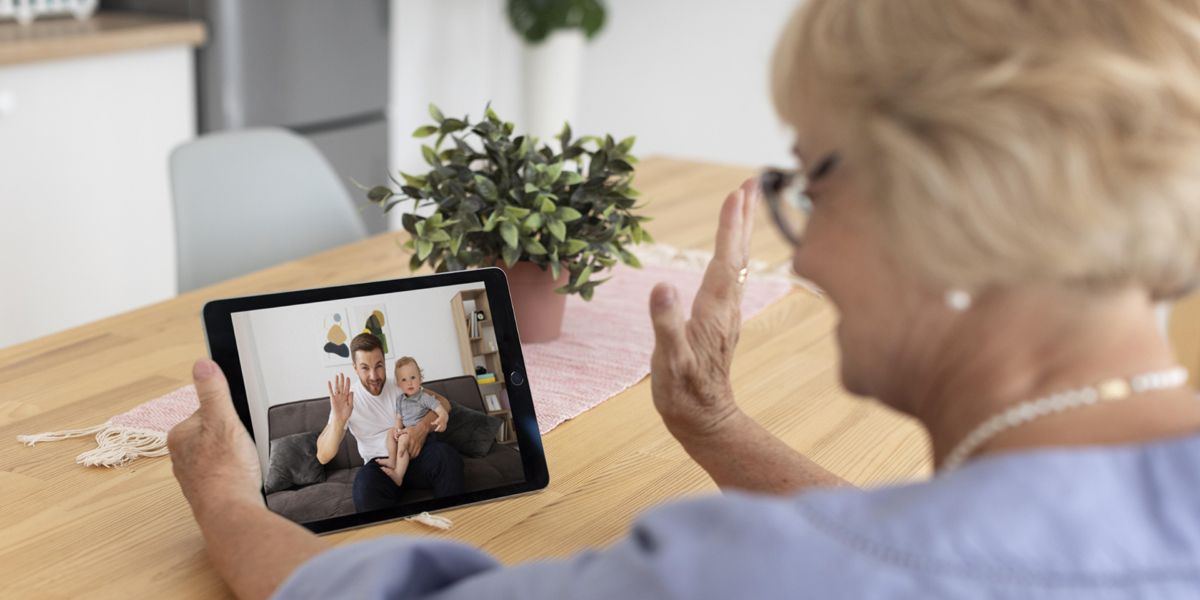 Communiquer avec les seniors : 5 astuces essentielles