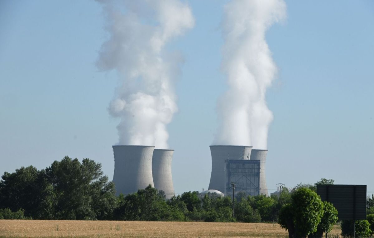 Des centrales nucléaires réduisent leur production face à la chaleur record