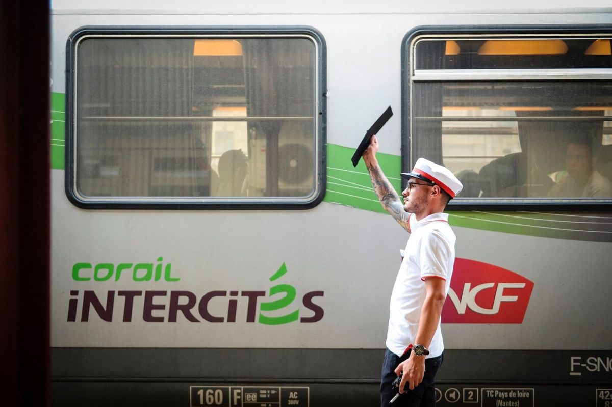Des passagers bloqués près de 8 heures sur la ligne Paris-Clermont après une panne