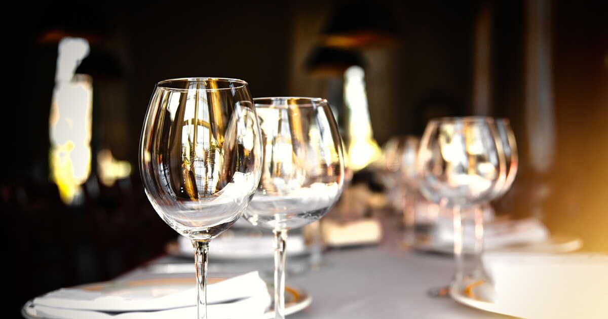 La maîtrise de l'art de la table : la disposition des verres révélée