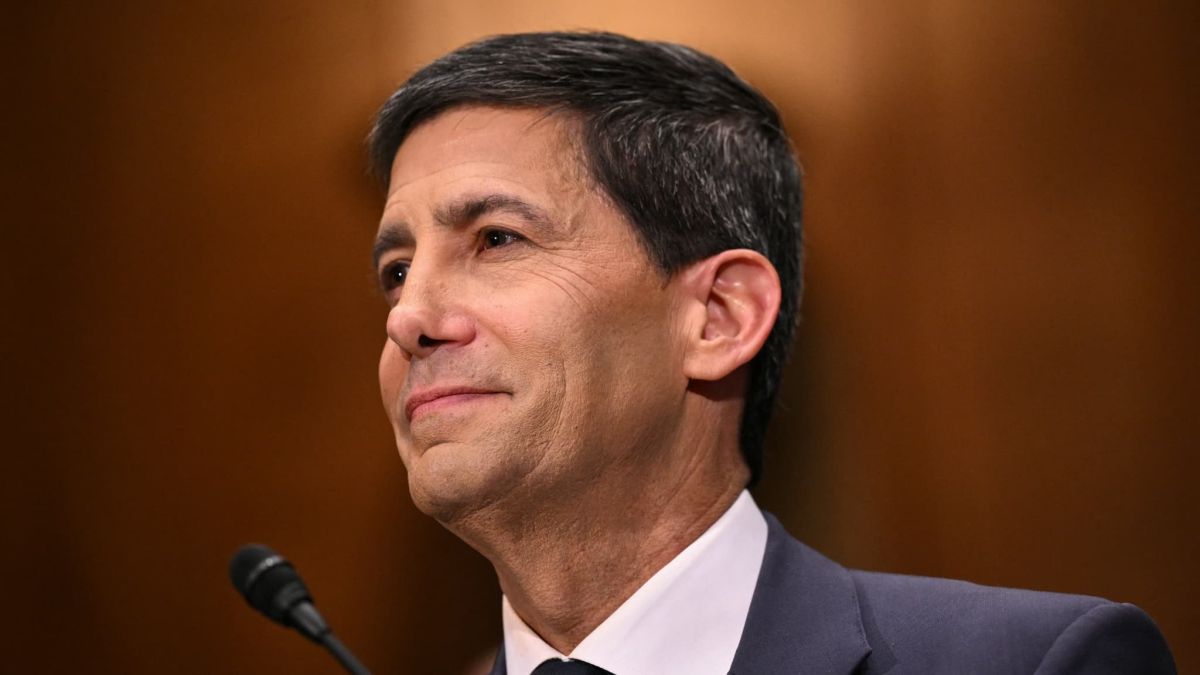 Kevin Warsh annonce le maintien des taux d'intérêt à la Fed lors de son discours inaugural