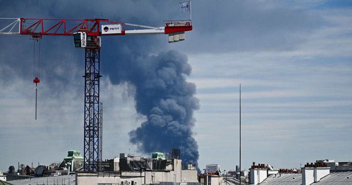 Incendie impressionnant à Bobigny : un entrepôt en flammes émet une épaisse fumée