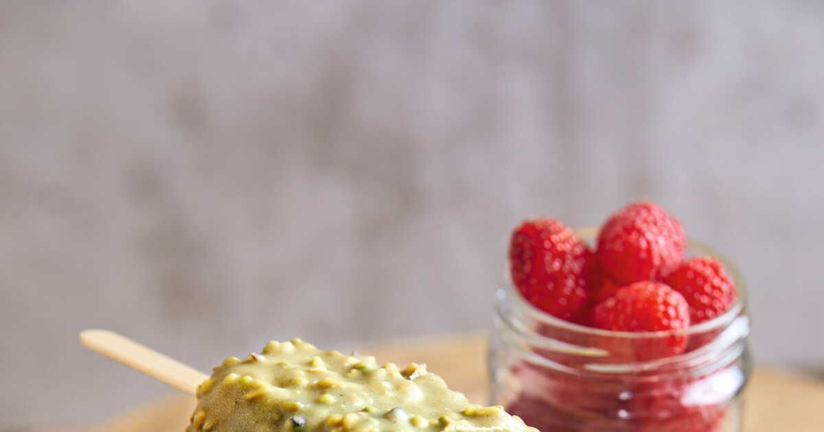 Glaces bâtonnets maison : la recette incontournable à la pistache et coque chocolat blanc