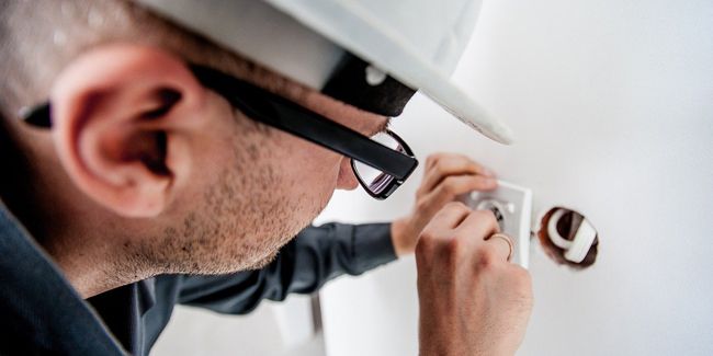 Comprendre l'assurance décennale pour les électriciens : enjeux et coûts