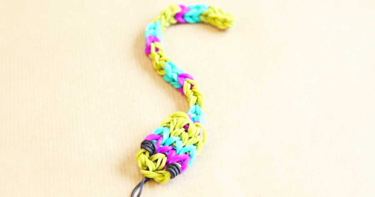La tendance inattendue : un serpent en élastiques façon Rainbow Loom