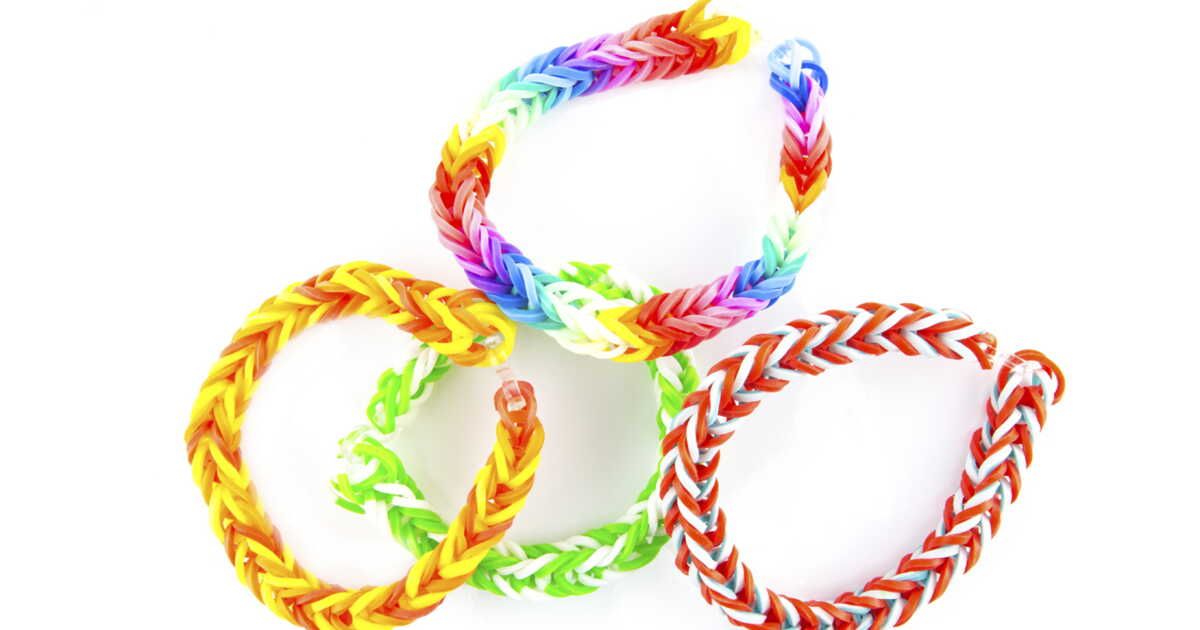 Créer des bracelets tendance avec le rainbow loom