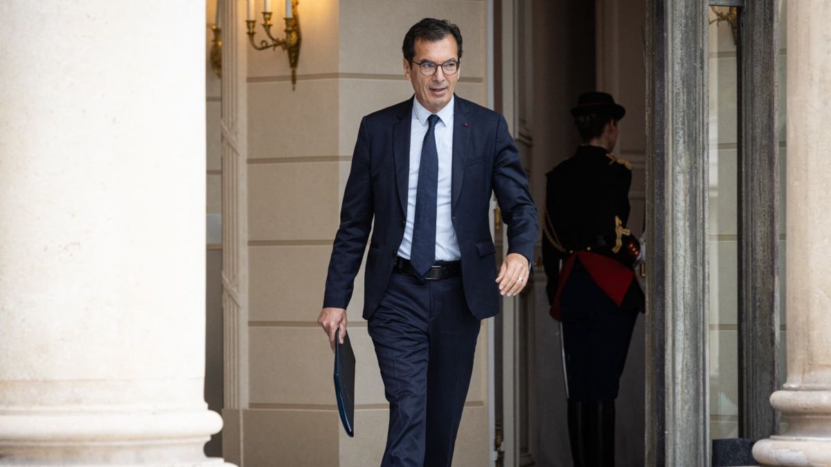 Le ministre du Travail se prononce pour des tenues légères au bureau : un appel au bon sens