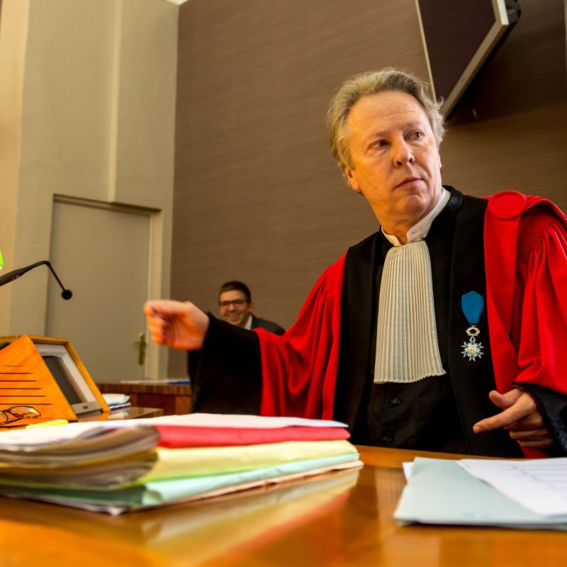 Le procès d'Alexandra Lange : une tragédie familiale au cœur de la légitime défense