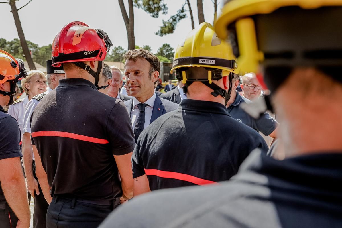 Visite présidentielle en Gironde : Emmanuel Macron face aux défis des feux de forêt