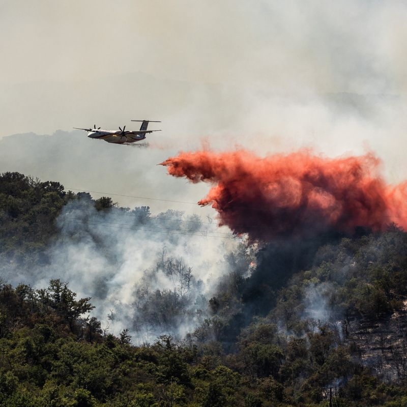 Des mesures fermes prises face aux incendies ravageurs dans le sud de la France
