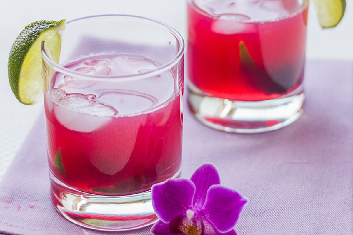 Dégustez un cocktail rosé mûre & citron vert